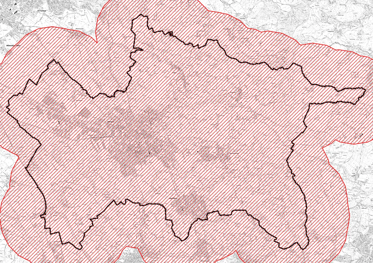 Man sieht eine Karte der Gemeinde Hinwil, die rot schraffiert ist.